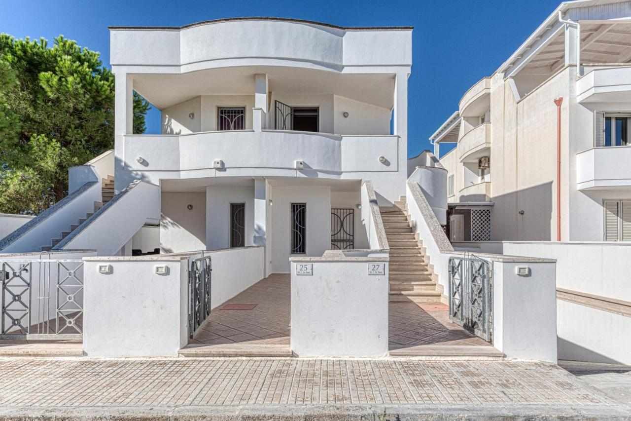 Ein modernes, mehrgeschossiges Gebäude mit einer geschwungenen Fassade, einer zentralen Treppe und einem verschlossenen Eingang.