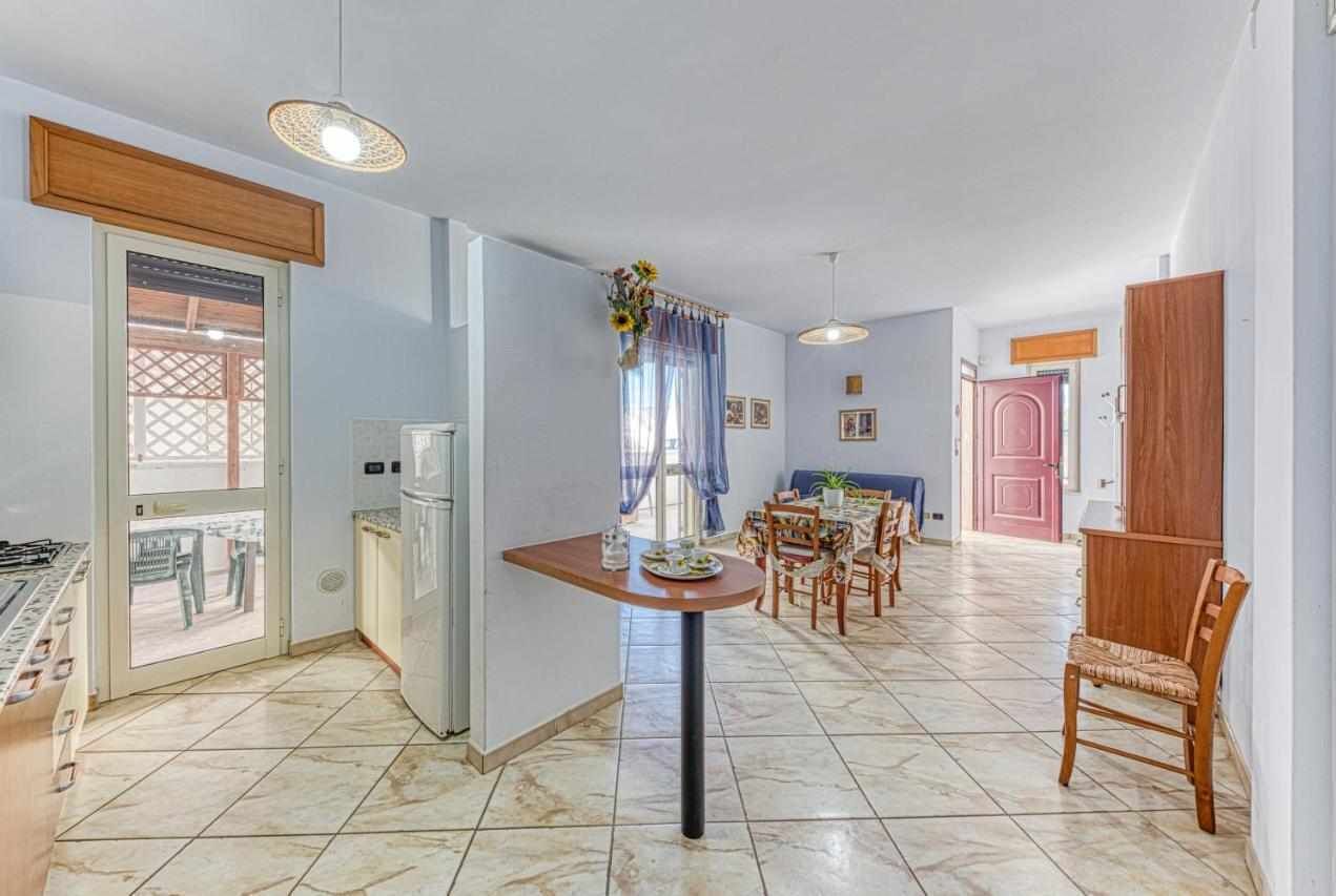 Una cocina amplia con comedor, un refrigerador y un lavamanos.