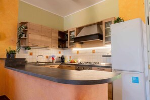 Fridge, microwave, oven, cookware/dishes/utensils - Villa Gaia By Vivimy (Racale)