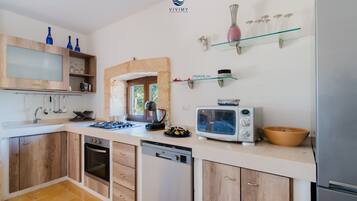 Kühlschrank, Mikrowelle, Ofen, Geschirrspüler