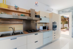 Kühlschrank, Ofen, Geschirrspüler, Kochgeschirr/Geschirr/Besteck