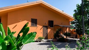 Un bâtiment doté d’un toit en pente et d’une porte ornée d’un panneau décoratif.