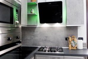 Refrigerador, microondas, horno y lavavajillas 