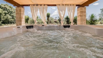 Bain à remous extérieur