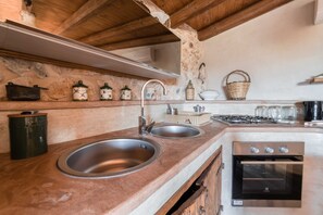 Fridge, coffee/tea maker, cookware/dishes/utensils, dining tables - Central villa Pescoluse (Salve)