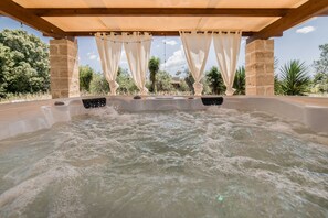 Outdoor spa tub - Central villa Pescoluse (Salve)