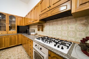 Refrigerador, cafetera y tetera, utensilios de cocina y comedor 