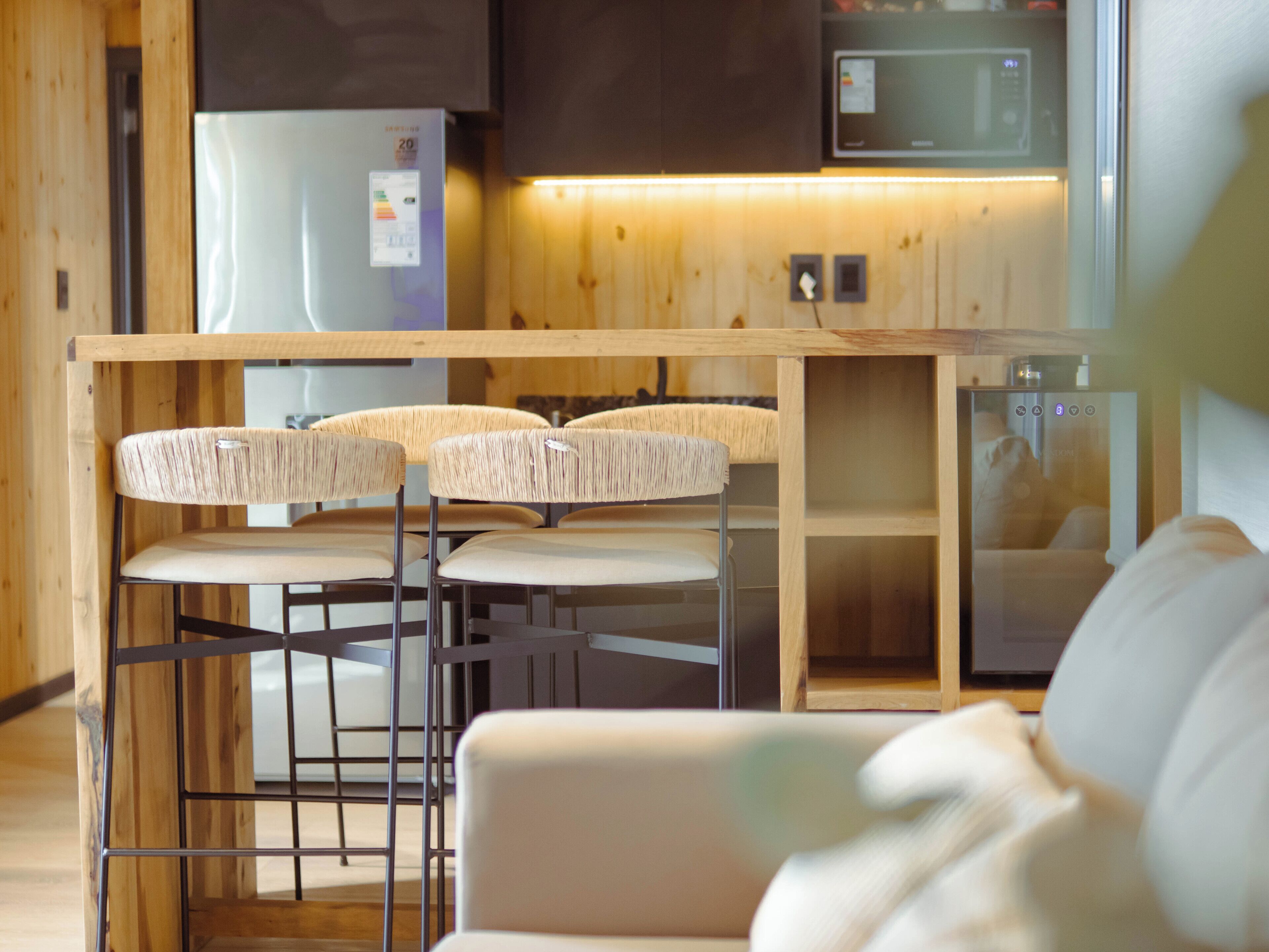 Refrigerador con freezer, microondas, horno, placa de cocina