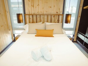 Premium bedding, down comforters, pillowtop beds, minibar - Bodega Iaccarini Wine Lodge by BT Homes (San Rafael)