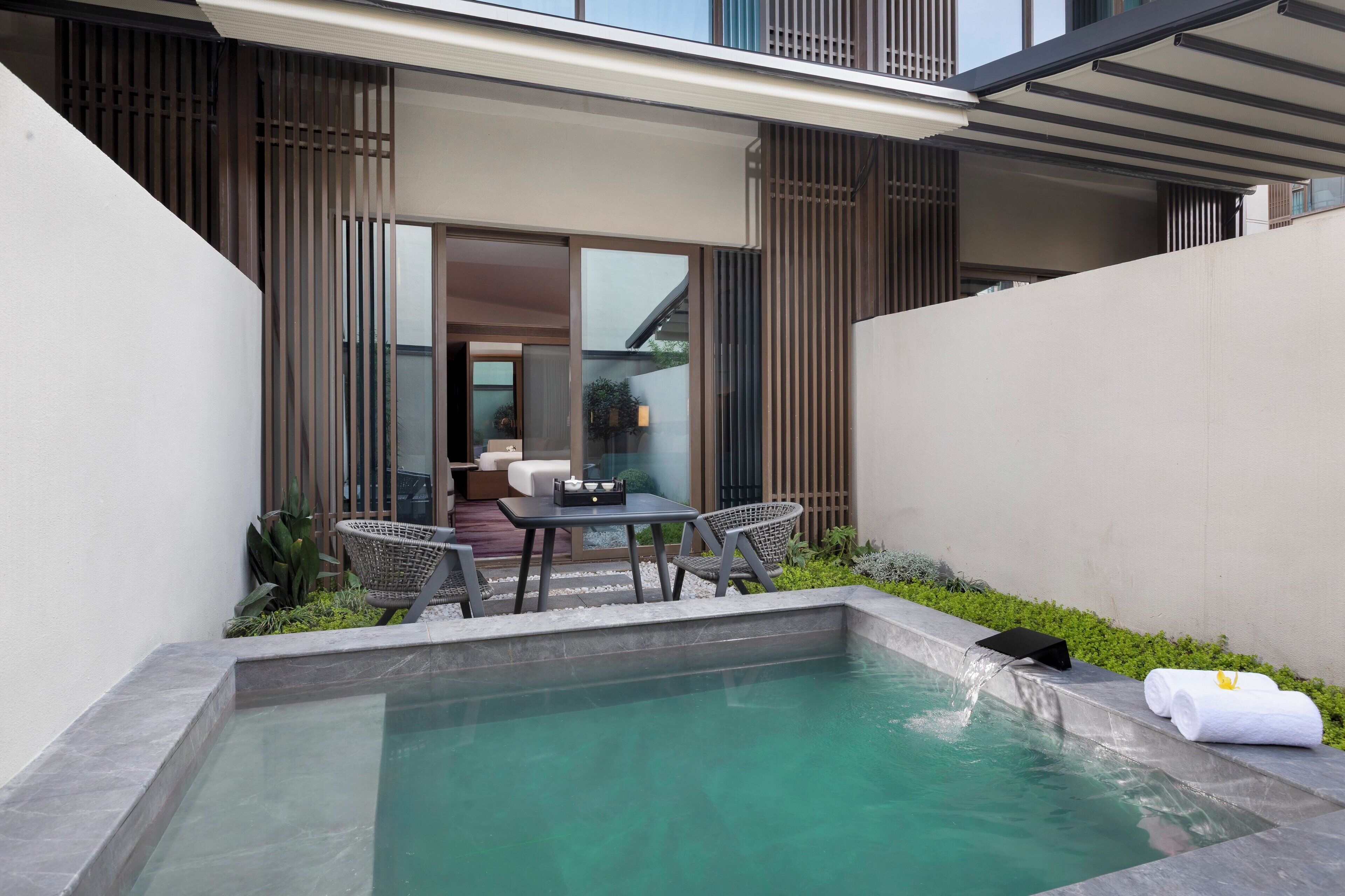 遮光窗帘、免费 WiFi、床单