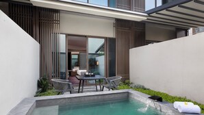 A modern outdoor pool area with a table and chairs, surrounded by a minimalist design and a view into the house. - Hualuxe Xianyang By Ihg (Xianyang)