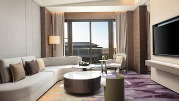 1 King One Bedroom Suite Lounge Access | Blackout curtains, free WiFi, bed sheets