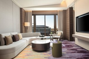 套房, 1 间卧室, 可进入俱乐部酒廊, 花园景观 | 遮光窗帘、免费 WiFi、床单