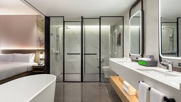 Een douche, badjassen, pantoffels, handdoeken