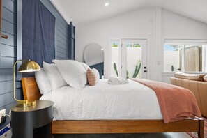 Tabla de planchar con plancha, wifi y ropa de cama