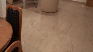 Ein modernes Wohnzimmer mit einem runden Tisch, zwei Sofas und einem Wandbild.