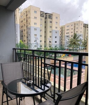 Outdoor dining - 3 Bedroom En-Suite, Wi-Fi, Secured, 24/7 Power (Lagos)