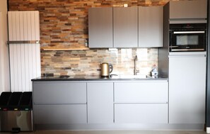 Kühlschrank, Ofen, Geschirrspüler, Wasserkocher mit Kaffee-/Teezubehör