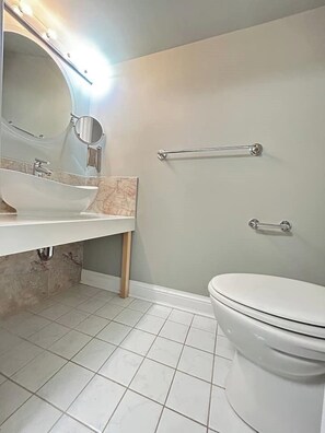 Secadora de cabello, toallas, jabón, papel de baño 