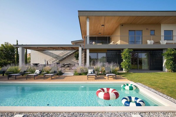 A modern two-story house with a swimming pool, outdoor seating, and a covered patio area. - Villa Alba di Sereno with Pool (Vodnjan)