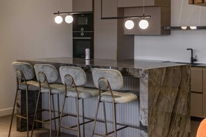 Frigorifero, forno, piano cottura, lavastoviglie