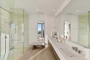 Een douche, een haardroger, handdoeken, zeep