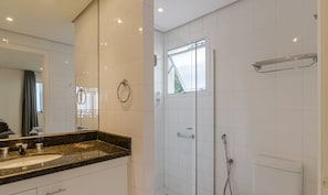 Douche, serviettes fournies
