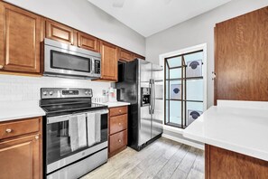 Fridge, microwave, oven, stovetop - The Gulf House | Modern 2BR Villa in Sandestin (Miramar Beach)