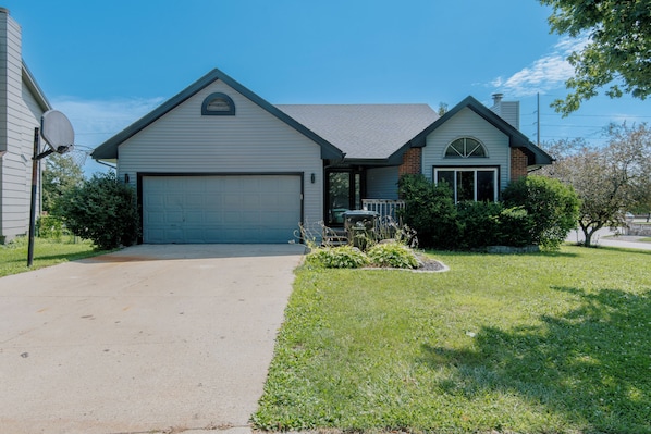Exterior - Family Retreat for 14 - Hot tub, Sauna, Golf Simulator, Arcade (Ankeny)