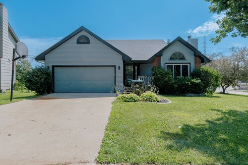 Family Retreat for 14 - Hot tub, Sauna, Golf Simulator, Arcade