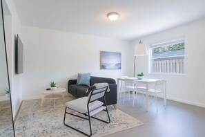 TV, offices - Charming 2BR Apt Getaway w/Patio, BBQ + Parking (Fort Lauderdale)