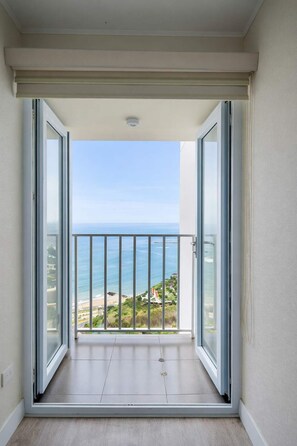 Interior - Sight 1707 · Ocean View 2BR Stylish Apt • Pool, Gym & Parking (Lima)