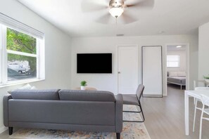 TV, offices - Cozy Minimalist 2BR Near Las Olas w/Patio +Parking (Fort Lauderdale)