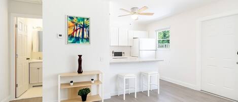 Réfrigérateur, four à micro-ondes, un four, cafetiÚre-théiÚre