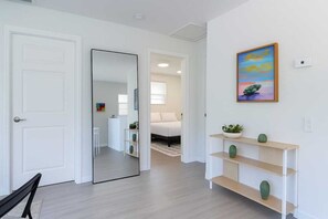 2 bedrooms, desk, iron/ironing board, travel cot - Cozy Minimalist 2BR Near Las Olas w/Patio +Parking (Fort Lauderdale)