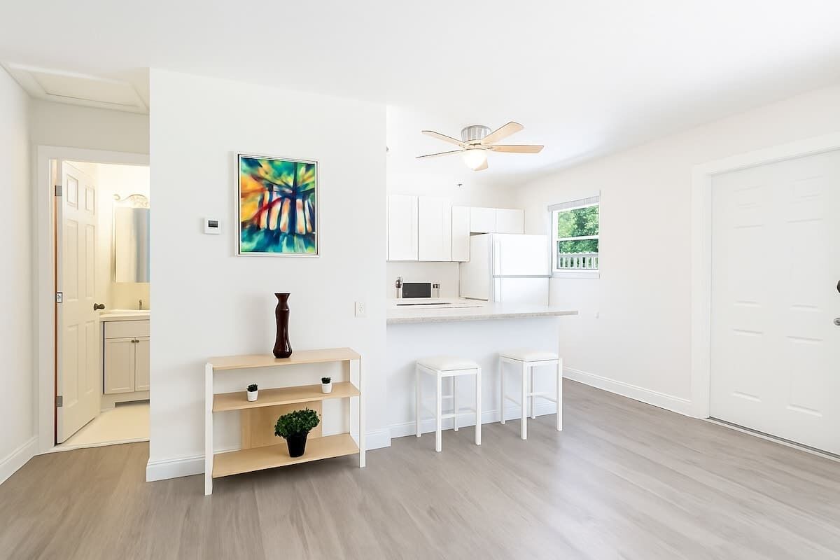 Réfrigérateur, four à micro-ondes, un four, cafetière-théière