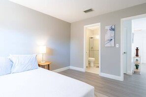 2 slaapkamers, een strijkplank/strijkijzer, reisbedje, wifi