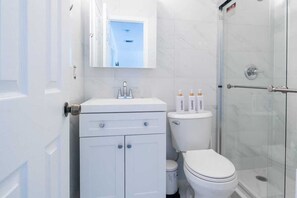 Dusche, Haartrockner, Handtücher, Shampoo