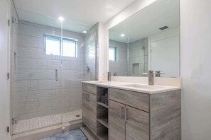 Dusche, Haartrockner, Handtücher, Shampoo