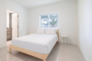 Silitysrauta/-lauta, vauvan matkasänky, Wi-Fi, vuodevaatteet