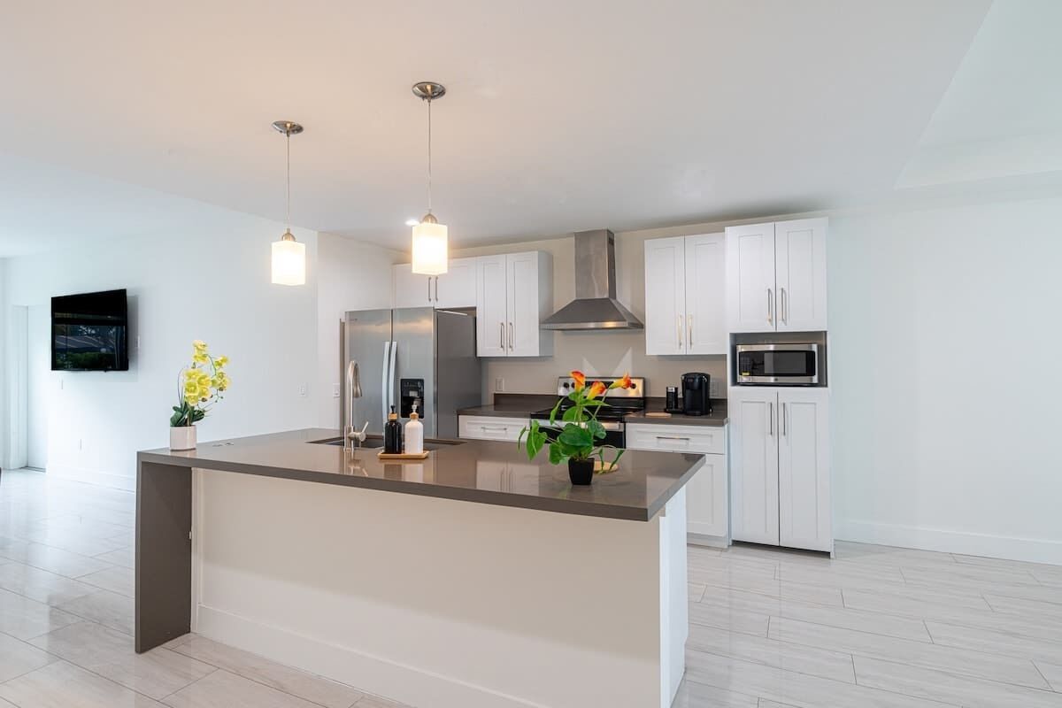 Kjøleskap, mikrobølgeovn, ovn og oppvaskmaskin