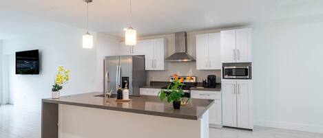 Kjøleskap, mikrobølgeovn, ovn og oppvaskmaskin