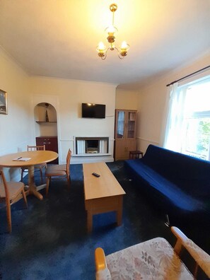 Living area - A 2 bed flat in clentral Dumfries, excellent walkability to all amenities. (Dumfries)