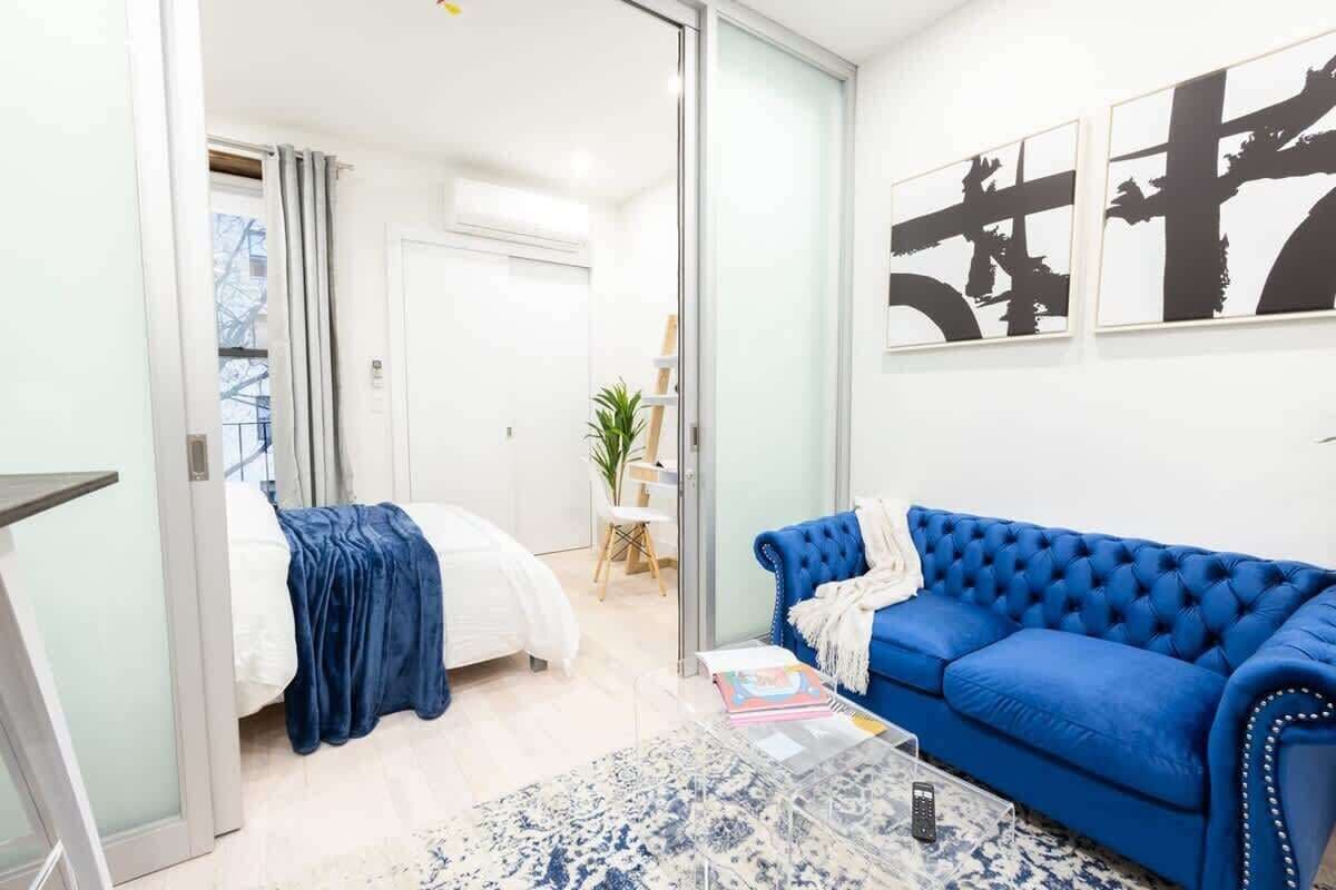 Escritorio, tabla de planchar con plancha, wifi y ropa de cama 