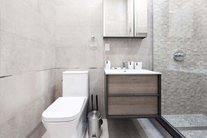 Shower, hair dryer, towels - 317-4C Modern 1BR W&D Walk to Central Park (New York)