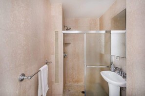 Douche, sèche-cheveux, serviettes fournies