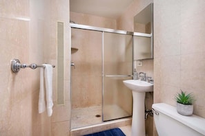 Een douche, een haardroger, handdoeken