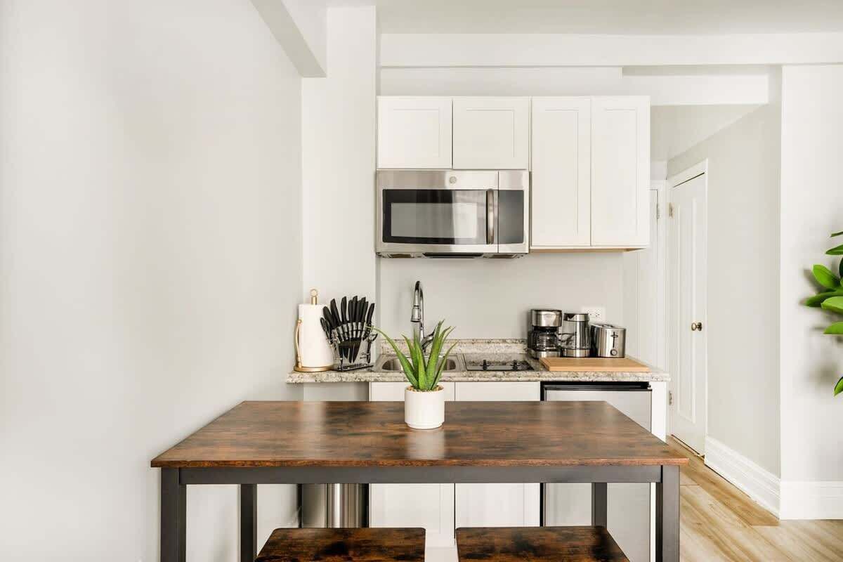 Kühlschrank, Mikrowelle, Herdplatte, Wasserkocher mit Kaffee-/Teezubehör