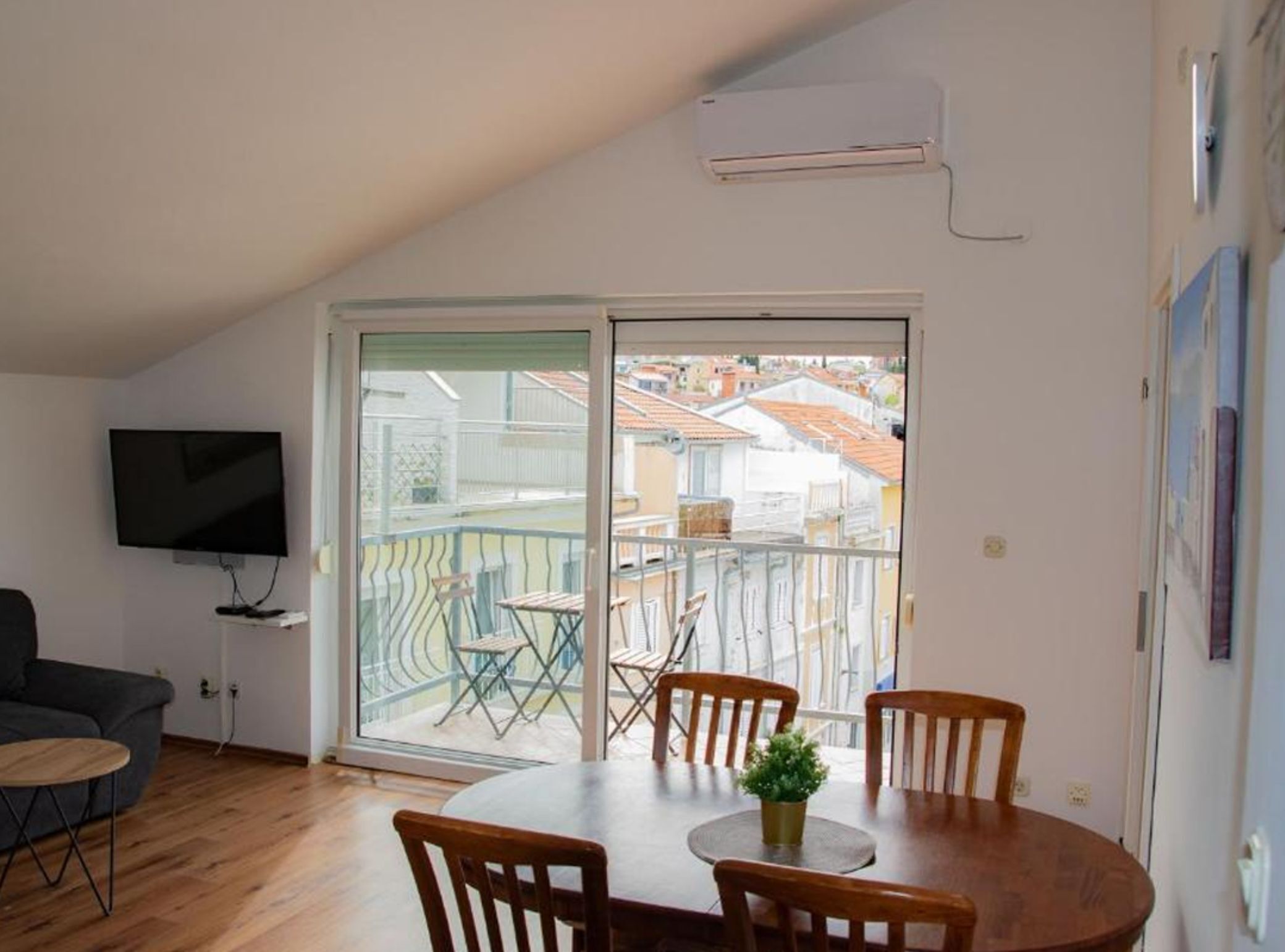 Huoneisto (One bedroom apartment III) | Olohuone | 32–tuumainen taulutelevisio, jossa satelliittikanavat