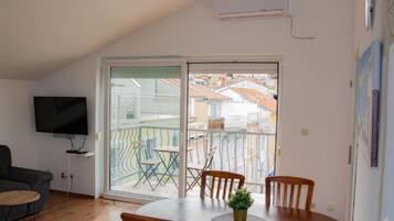 Apartamento (One bedroom apartment III) | Sala de estar | TV de tela plana 32 polegadas com canais via satélite
